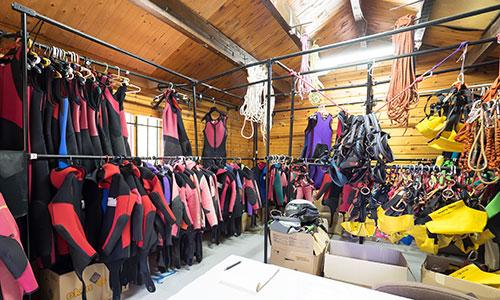 Location de matériel de montagne. Neoprers, casques, harnais, cordes, etc. Location de matériel de montagne. Néoprènes, casques, baudriers, cordes, etc.